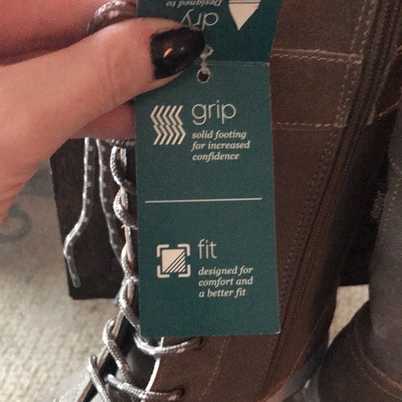 Bnwt snow boot size 8 - Picture 3 of 9